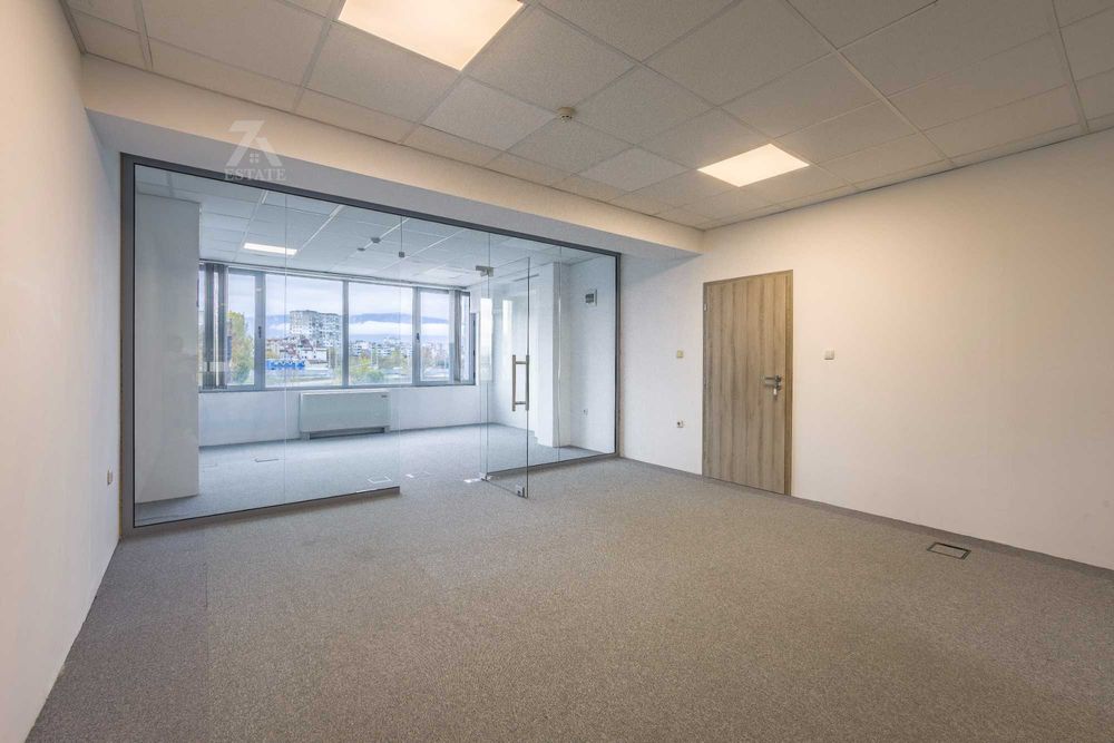 Дава под наем просторен офис в ж. к. Хаджи Димитър