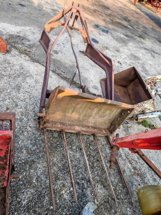 Încărcător în tiranți cu cupa- furci