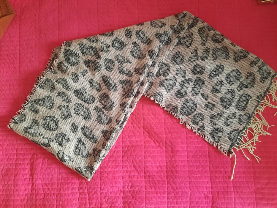 Продам два шарфа б/у