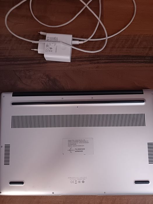 Huawei MateBook D 15 BOHK-WAX9X
cu AMD Ryzen 7 3700U, 8 GB RAM și graf