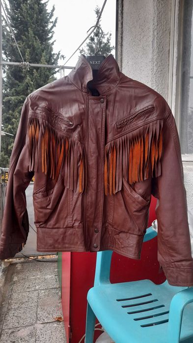Дамско, кожено яке с ресни. М- L размер. Естествена кожа.