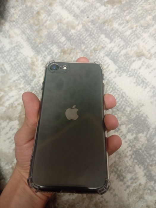 Продам айфон SE в хорошем состоянии