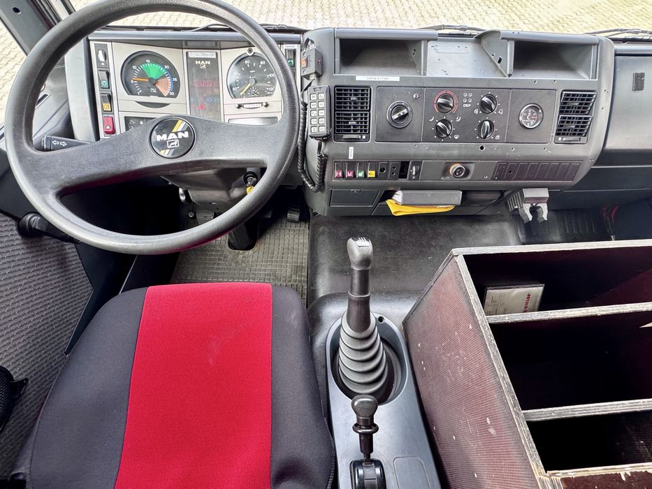 Mașina de pompieri MAN 14.224, înmatriculată și dotată cu echipamente