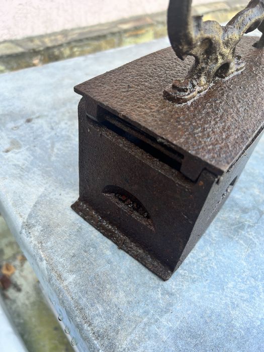 Fier de calcat antic/ fier de calcat vechi/ calcator cu carbuni