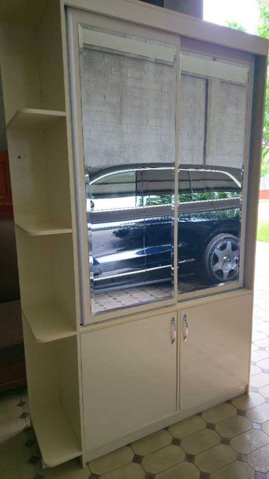 Продается Прихожий шкаф и стол/ kirvurishga kiyim shkafi