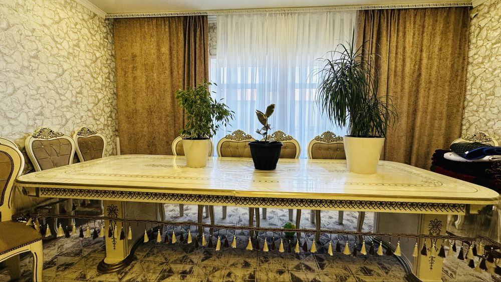 Стол со стульями