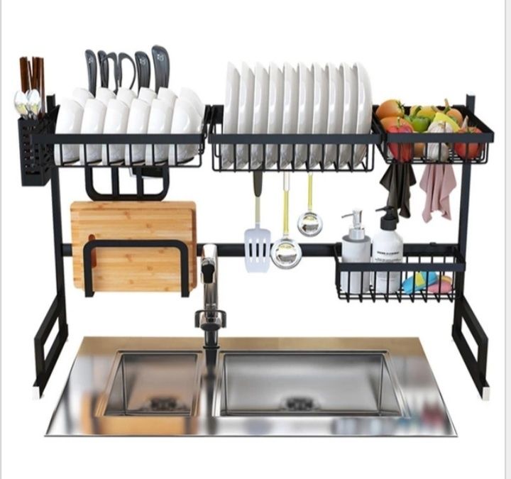 Сушилка для посуды над раковиной.