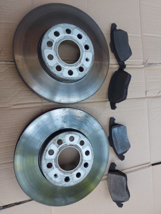 Комплект предни дискове и накладки Голф 5 / Golf V