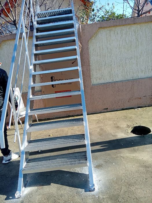 Scări metalice zincate