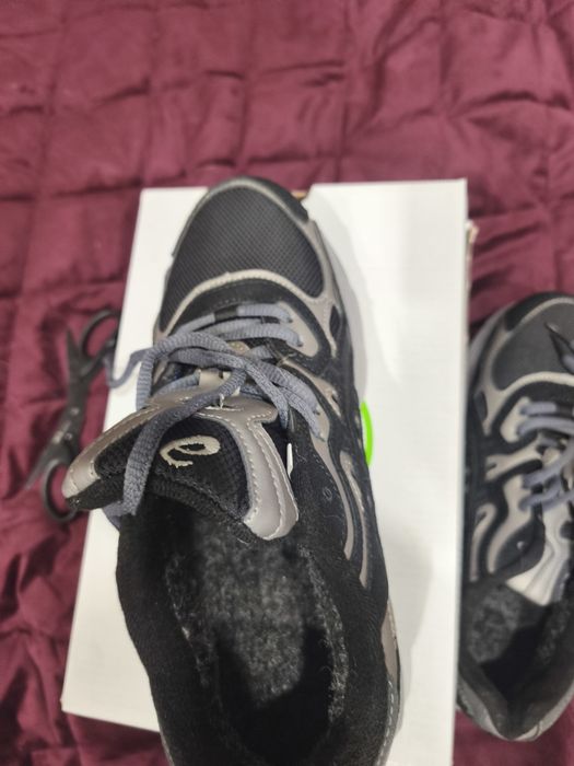 Продам кроссовки зимние Asics