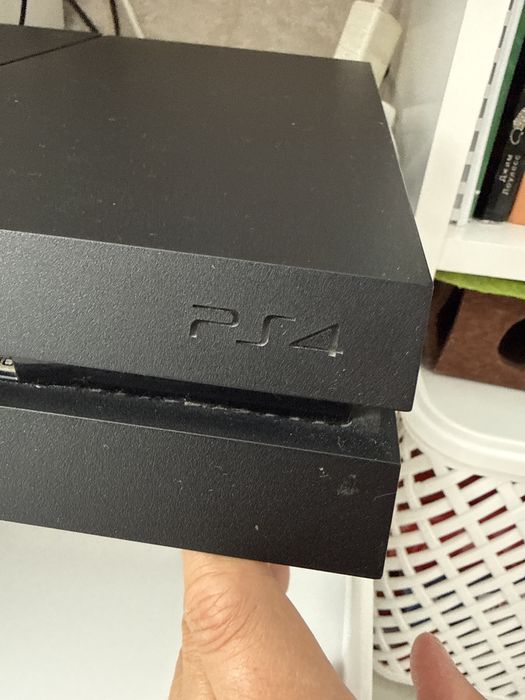 Продам SONY PS4.