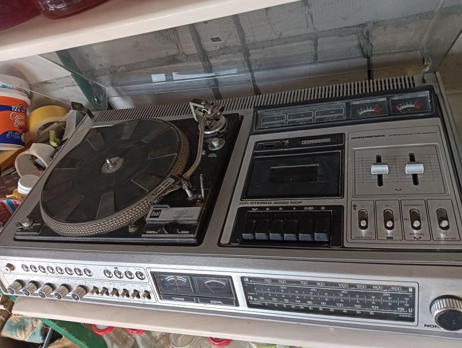 Cînd combina muzicala veche cu statie pikup și casetofon ,radio.