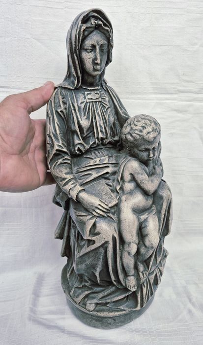 Statuetă Michelangelo Buonarrati Madonna Fecioara Maria cu Pruncul Iisus Sedes Sapientiae din rășină, anii 1950.