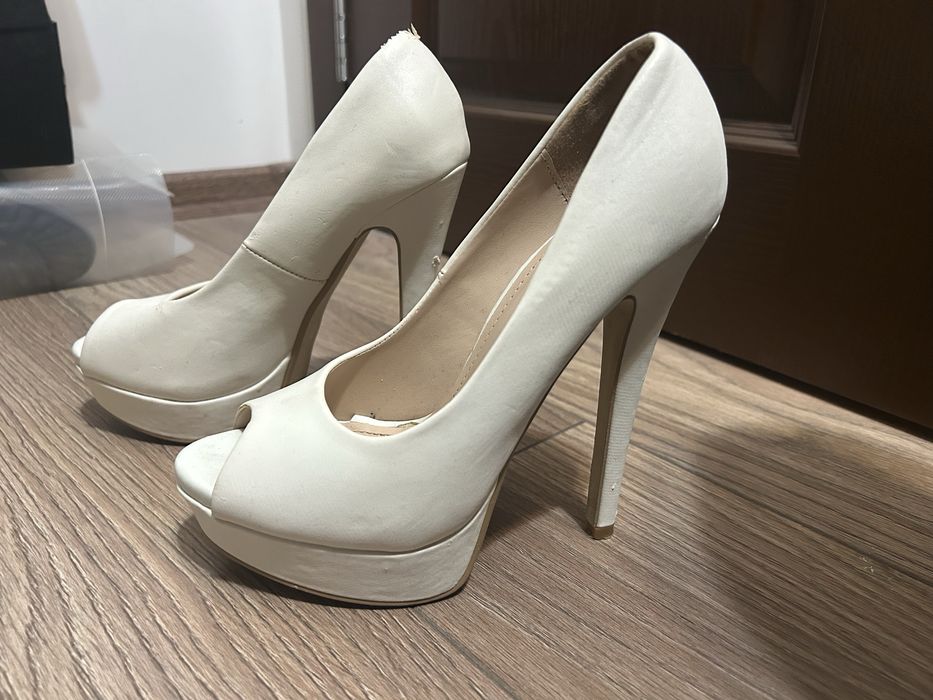 Бели отворени обувки на ток