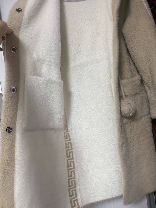 Kardigan ikki tomonla ogrib kiysa boladigan kapishoniyam bor