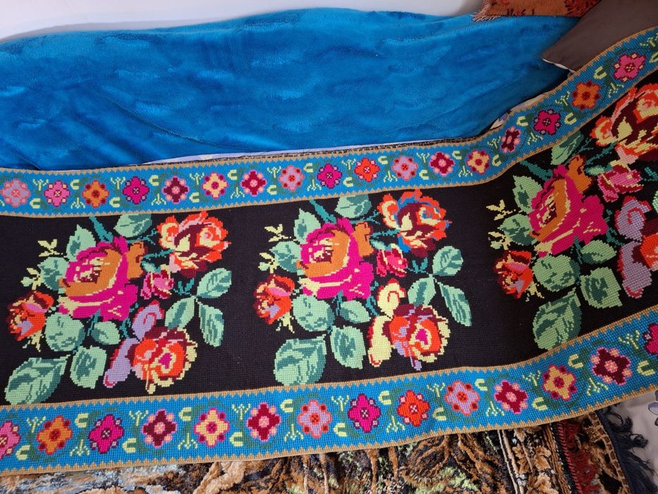 carpete persane și cuvertura cusuta manual.