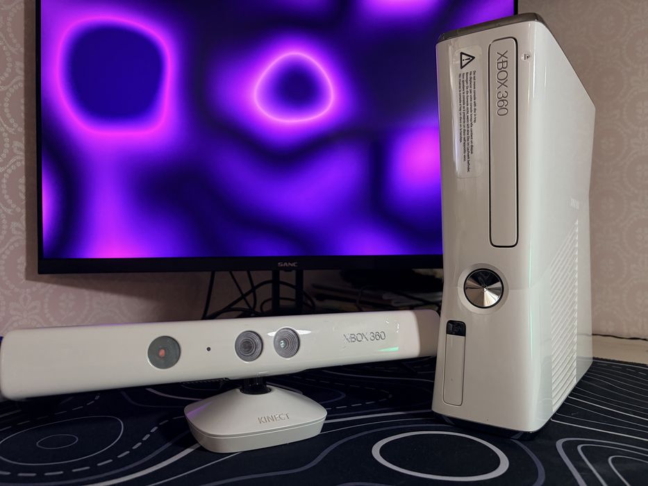 Xbox 360 S + Kinect + 2 геймпада + 150 игр