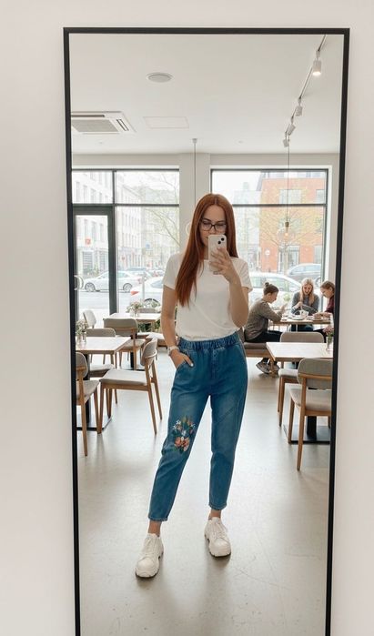 Дамски еластични дънки със свободна кройка