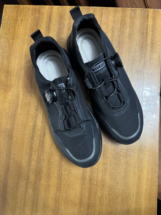 Новая обувь не разу  не надевали