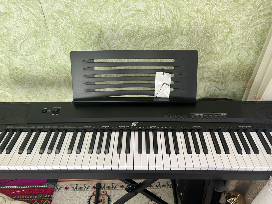 Цифровое пианино с взвешенными клавишами