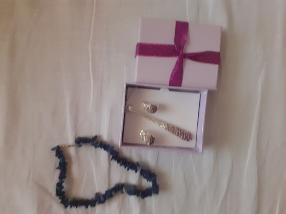 Set bijuterii format din cercei,lantic cu pandantiv și o bratara