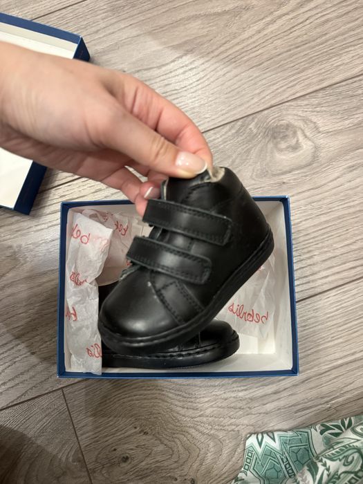 Продам детские кроссовки