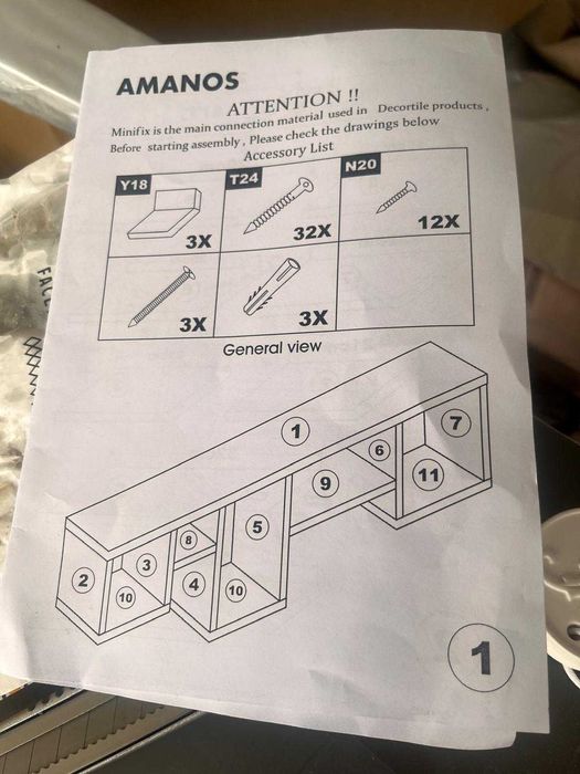 Etajera/Corp de perete alb cu diverse compartimente inegale