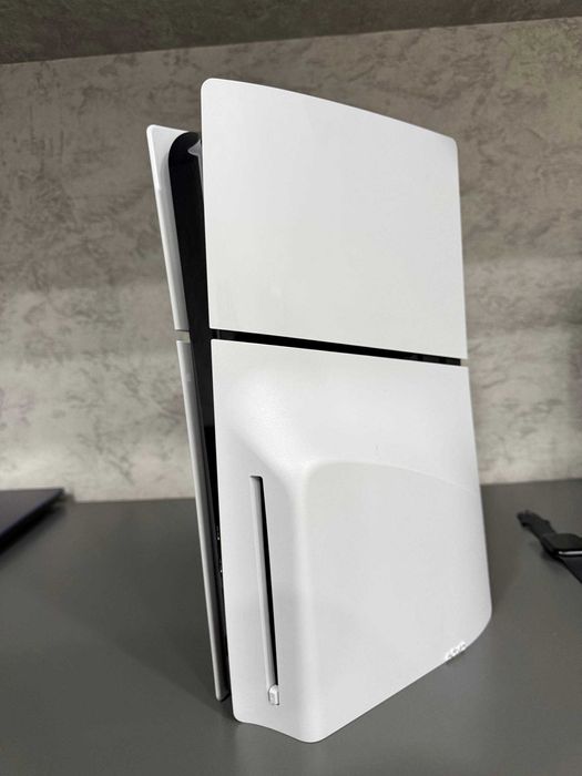 Продаю Playstation 5 Slim с дисководом 1TB
