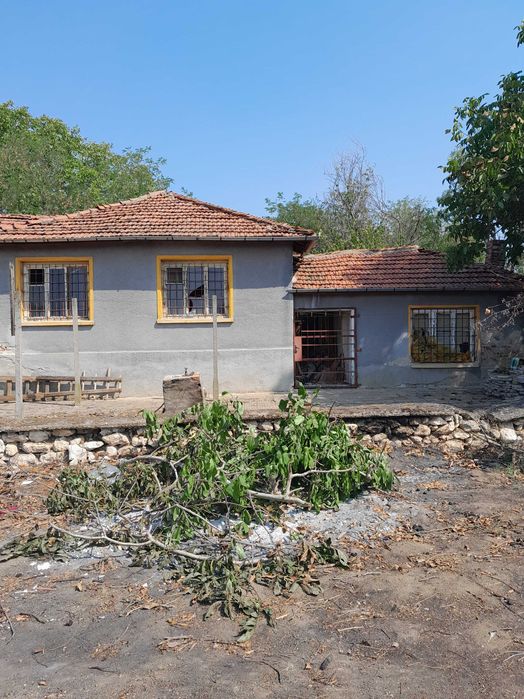 Продавам селска къща с монолитен гараж