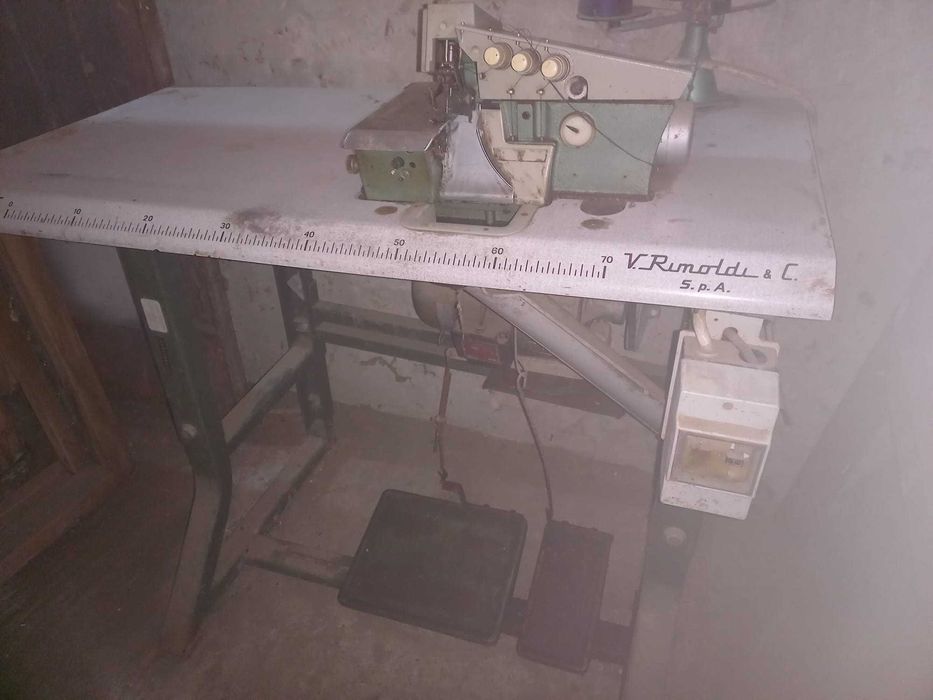 mașină de surfilat 3 ațe (triploc croitorie) cu masă și motor 220 V