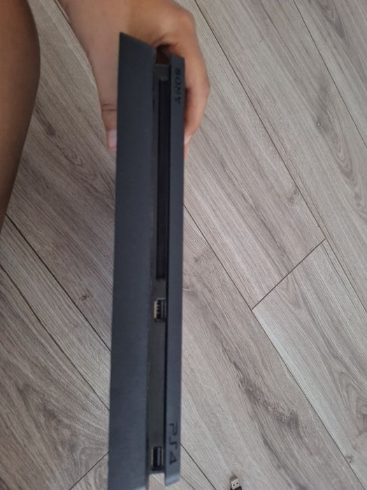 Vând Playstation 4 Slim Nou