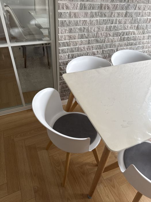 Стол и стулья белое и дерево