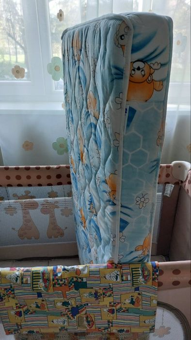 Сгъваема бебешка кошара + матрак, чаршафи и олекотена завивка