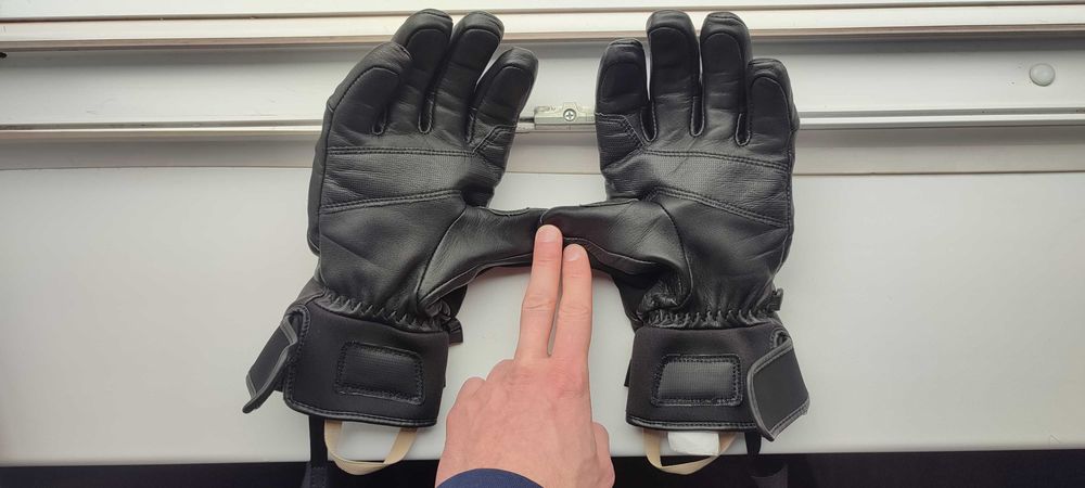 Ски ръкавици 900 – черни, топли и здрави