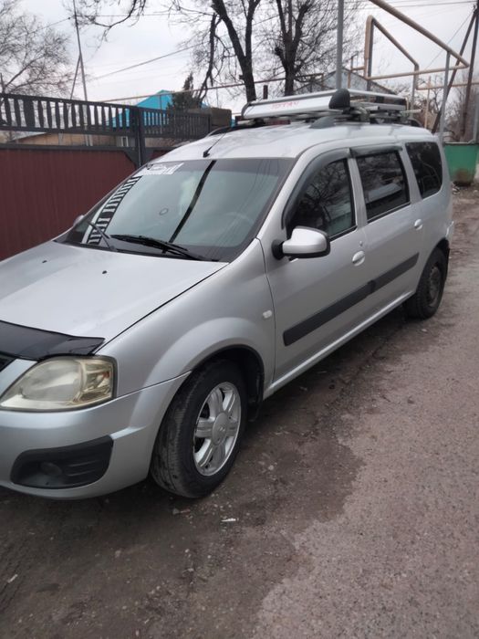 Машина Lada Largus