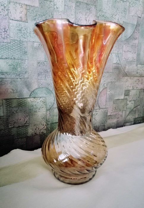 Продам вазы, конфетницы, салатники.