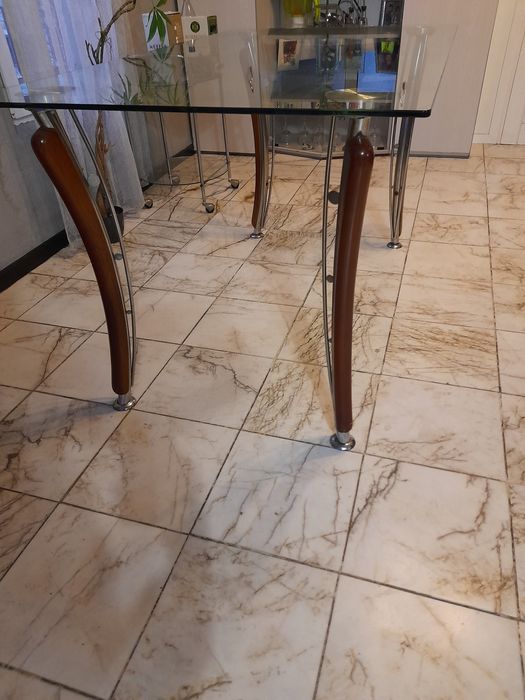 Холска маса със стъклен плот