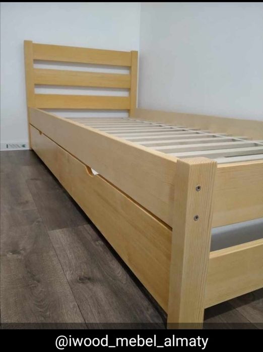 Кровать из дерева