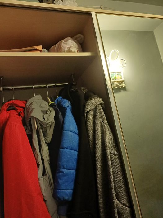 Vând cuier,cu mic defect