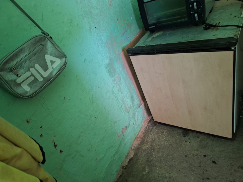 Vând urgent mobila de bucătărie și mini frigider!