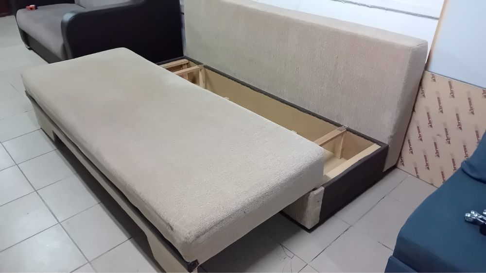 Canapea extensibila cu loc pentru haine