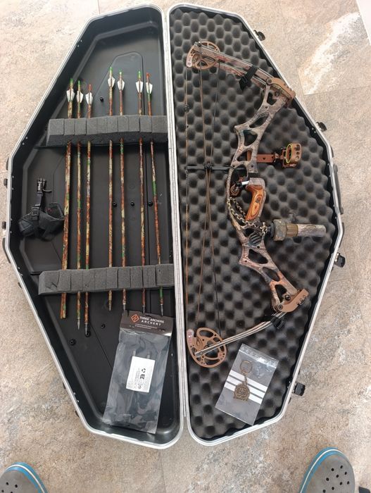 Arc compound Hoyt pentru mana stanga