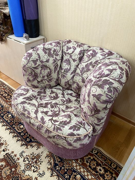 Продается угловой диван и кресло