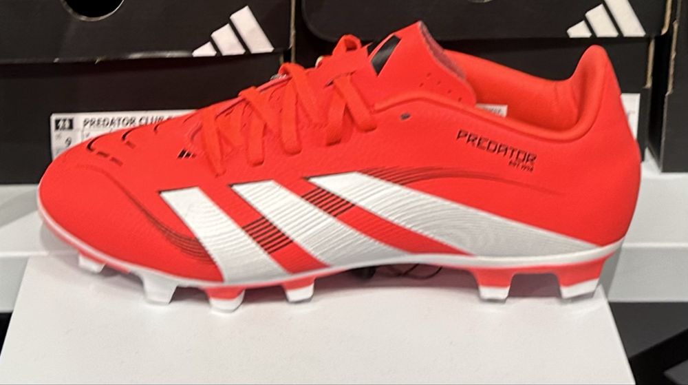 Adidas Predator League (футболни бутонки)