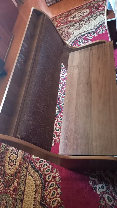 Кухонный стол,скамейки.