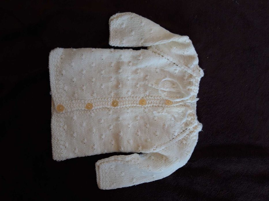 Плетени бебешки жилетки и шапка за бебе