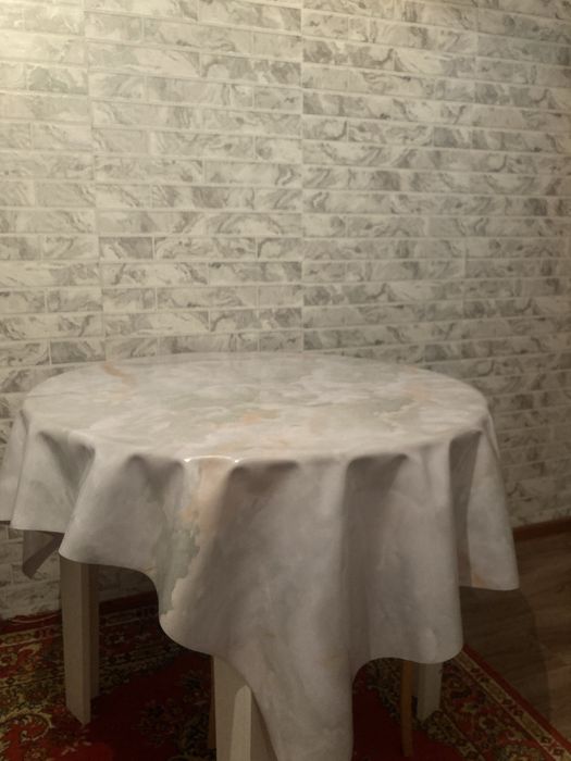 Белый круглый обеденный стол