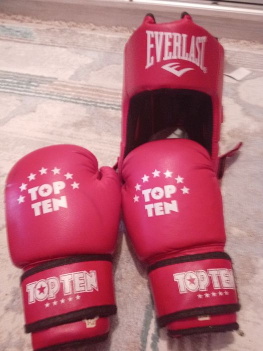 Боксерские перчатки и шлем