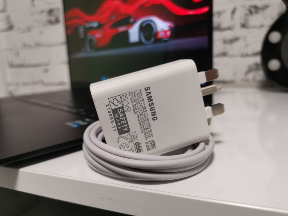 Лаптоп Samsung Galaxy Book Pro  2, 15.6"AMOLED, Intel I5 evo, 512GB NVMe, 8GB ram