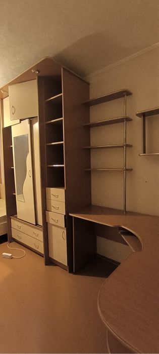 Продам шкаф со столом идет вместе